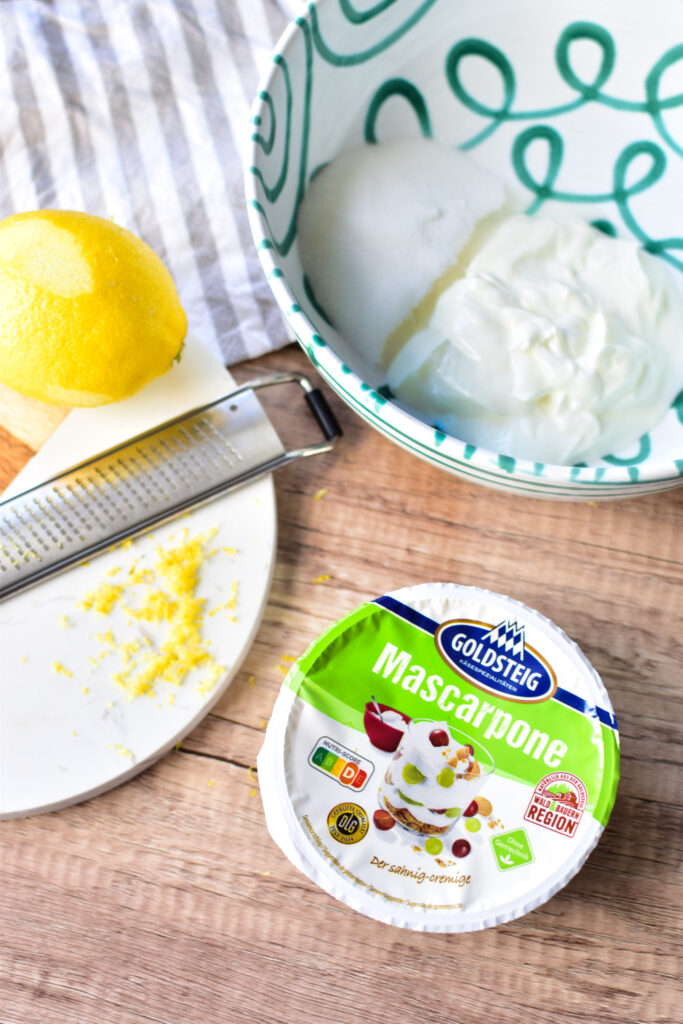 Zutaten für das Mascarpone Creme Dessert im Glas: Zitrone, Mascarpone, Joghurt und Zucker