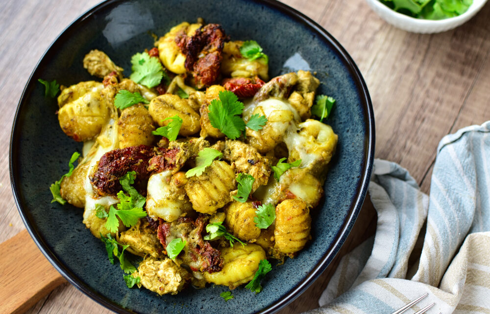 Einfaches Abendessen im Airfryer: Super schnelle Pesto-Gnocchi mit Hähnchen und Mozzarella