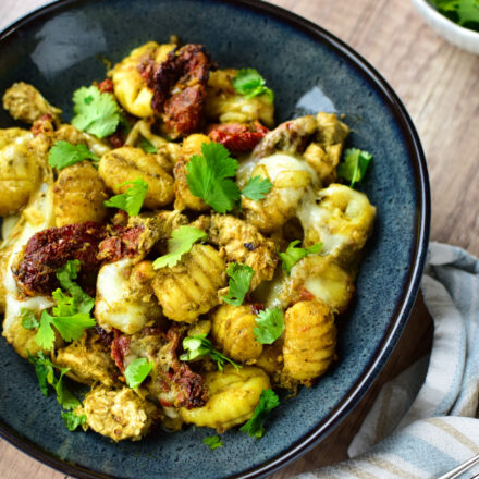 Gnocchi Auflauf im Airfryer mit Hähnchen und Pesto