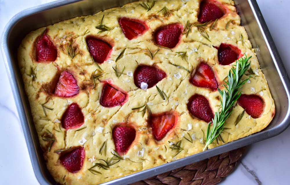 Focaccia mal anders: Fruchtig-süße Variante mit Erdbeeren