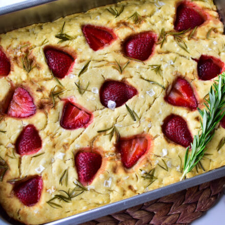 Frisch gebackene Erdbeer Focaccia mit goldbrauner Kruste und saftigen Erdbeeren