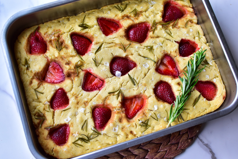 Frisch gebackene Erdbeer Focaccia mit goldbrauner Kruste und saftigen Erdbeeren