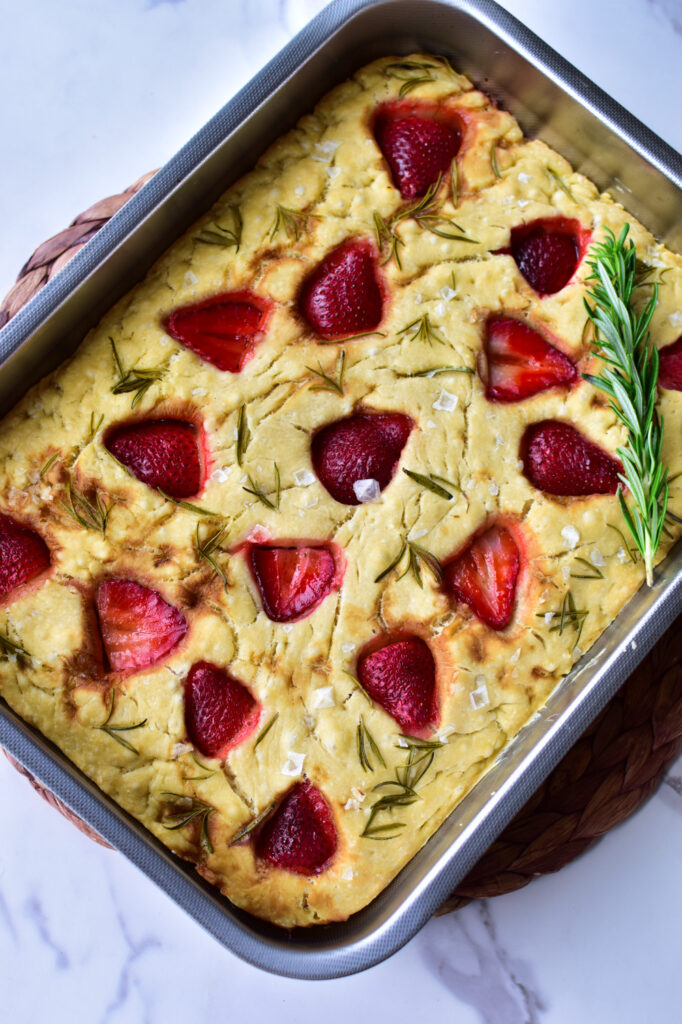 Warme, duftende Erdbeer Focaccia frisch aus dem Ofen in der Backform.

