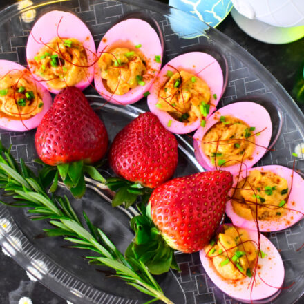 erfekter Party-Snack: Gefüllte Eier mit einer würzigen und cremigen Füllung.