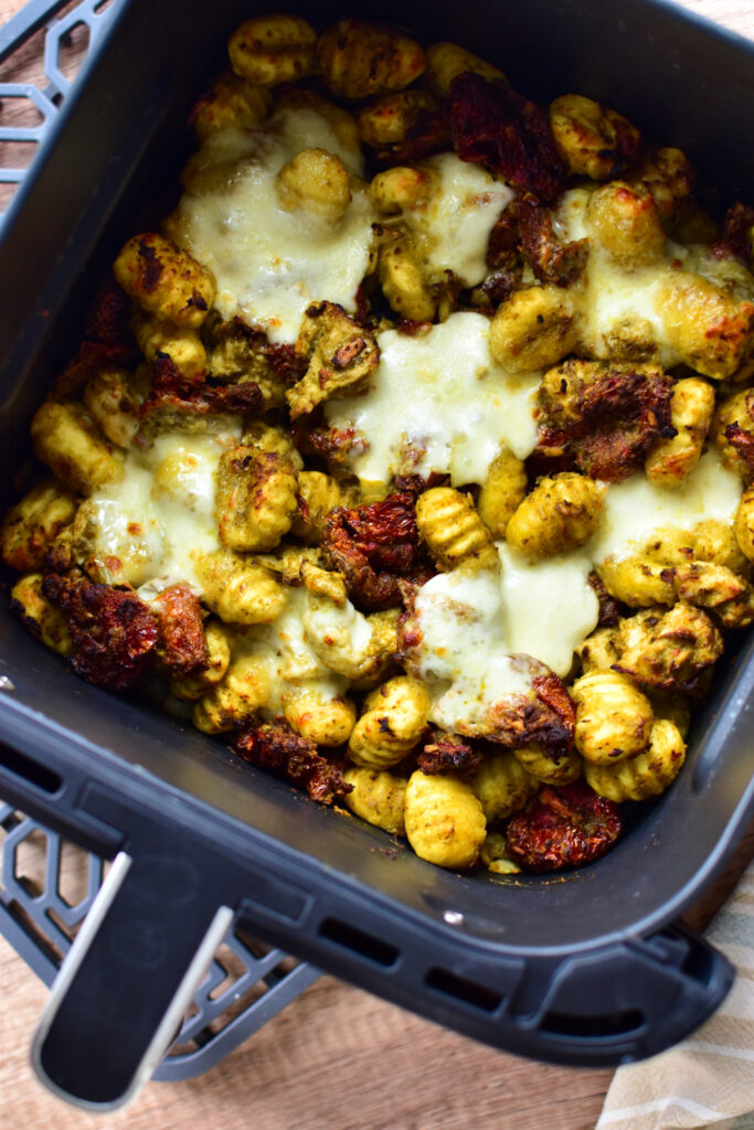 Gnocchi mit Pesto, Hähnchen, getrockneten Tomaten und geschmolzenem Mozzarella knusprig aus dem Airfryer