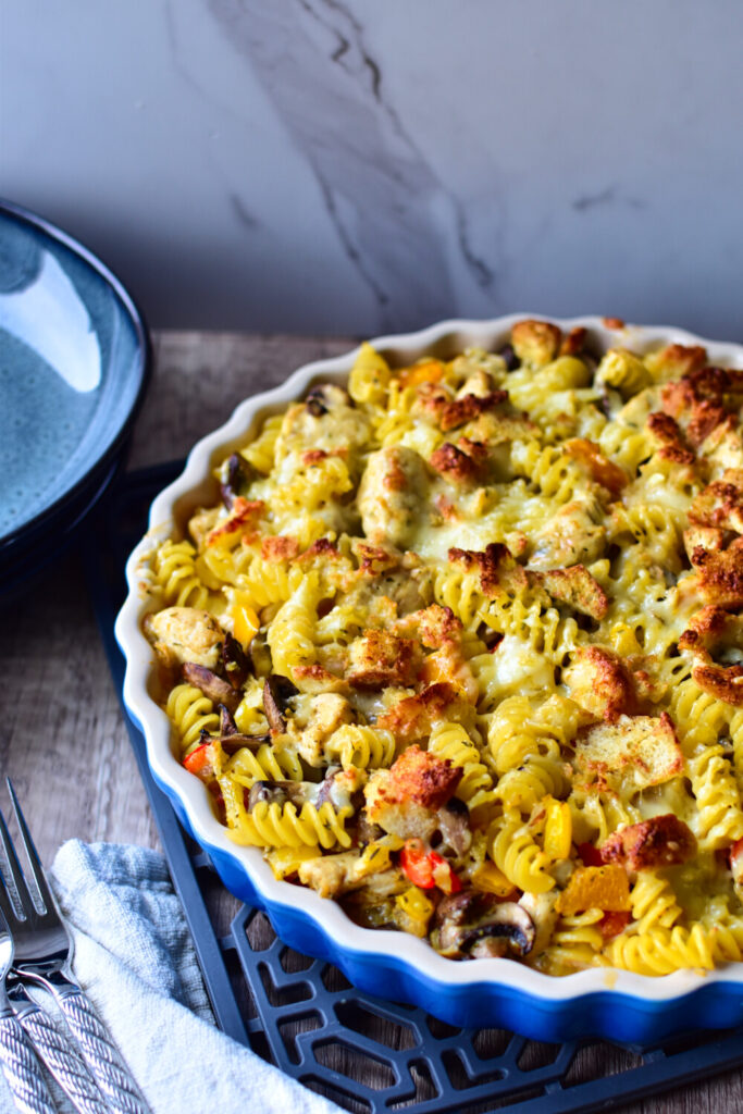 Goldbraune, knusprige Kruste aus Parmesan und Semmelbröseln auf dem Partyrezept im Backofen.