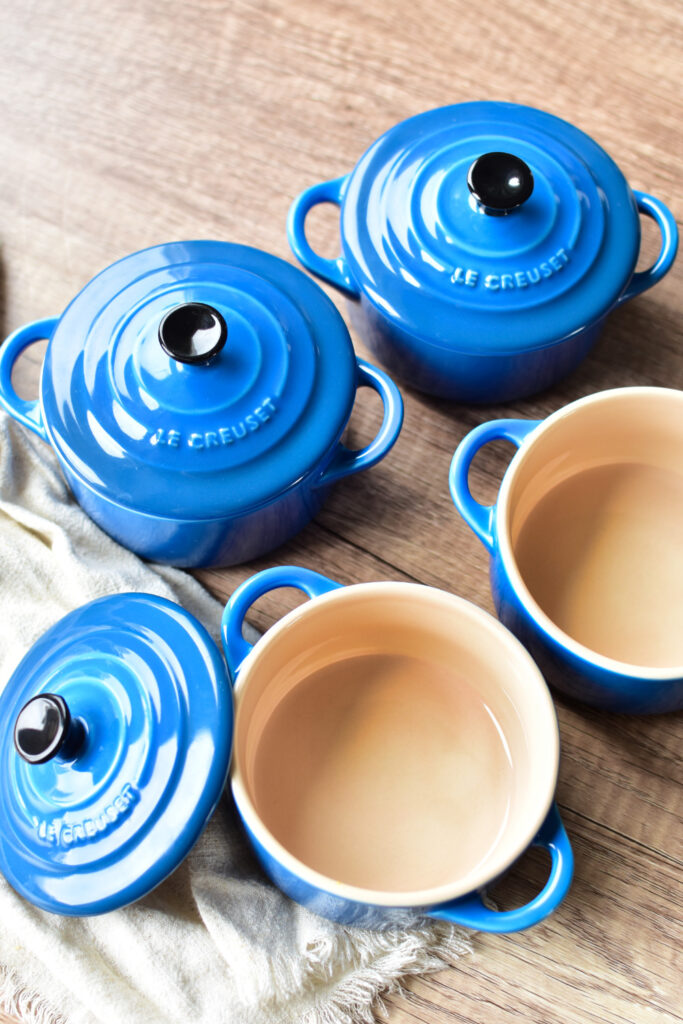 Die Le Creuset Mini Cocottes aus Steinzeug, ideal für kleine Ofengerichte.