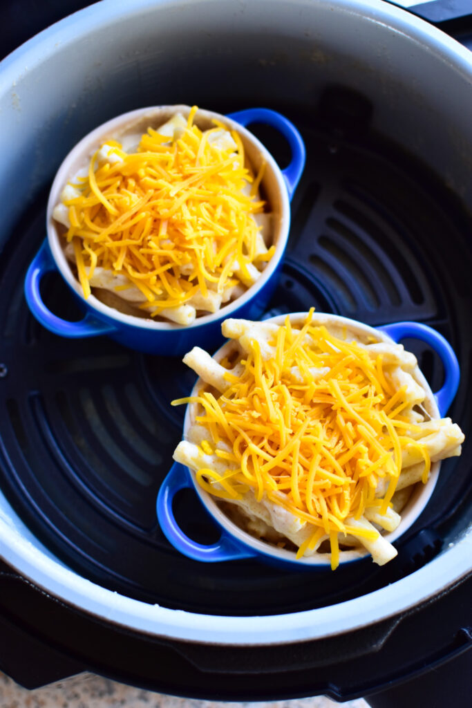 Die Mini Mac and Cheese werden im Airfryer knusprig überbacken.