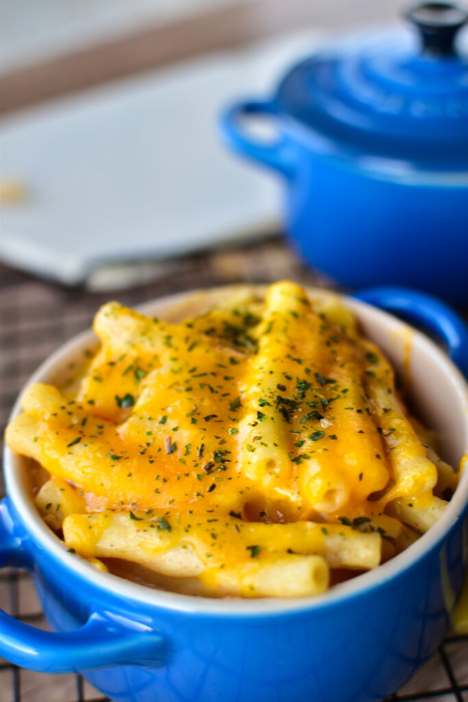 Perfekt gebackene Mac and Cheese in hübschen Mini-Förmchen serviert.