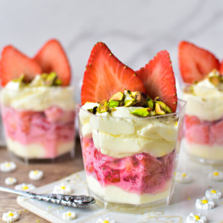 Osterdessert im Glas mit cremiger Joghurt-Mascarpone-Creme und frischen Erdbeeren