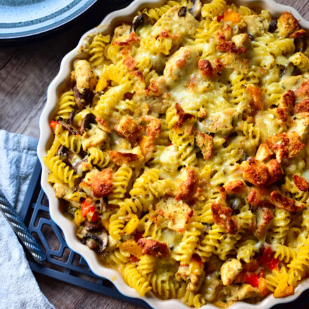 Frisch gebackener Hähnchen-Paprika-Auflauf in einer großen runden Tarteform