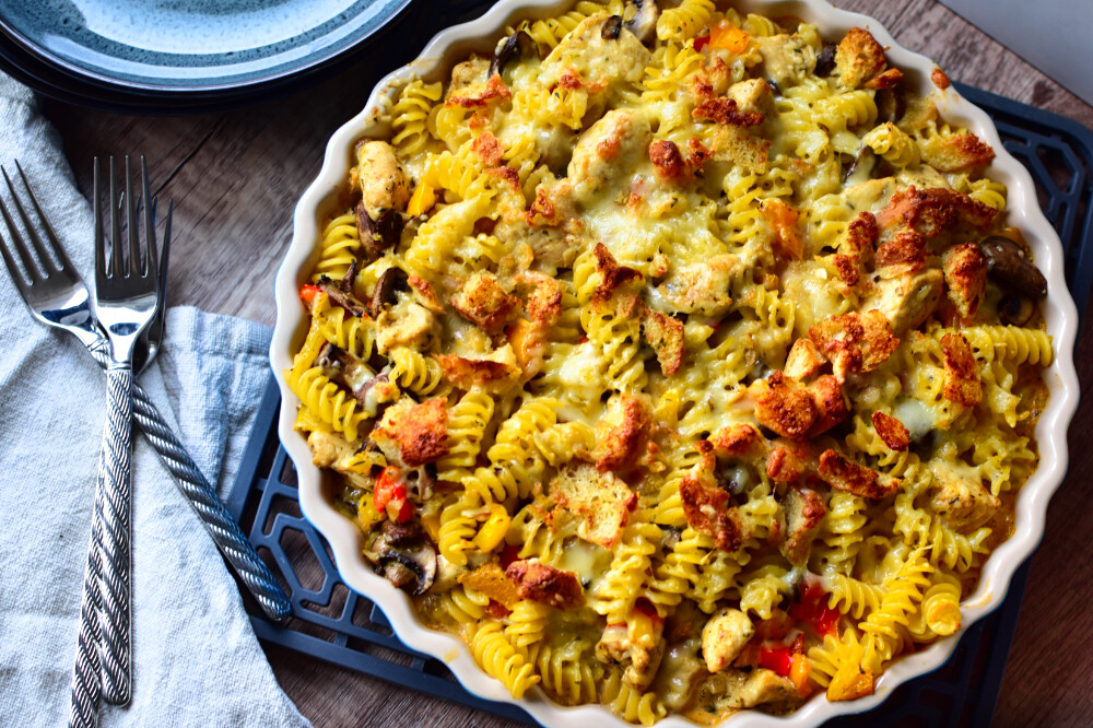 Frisch gebackener Hähnchen-Paprika-Auflauf in einer großen runden Tarteform