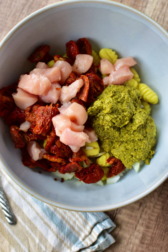 Gnocchi mit Hähnchen, Pesto und Mozzarella – perfekt für ein stressfreies Abendessen