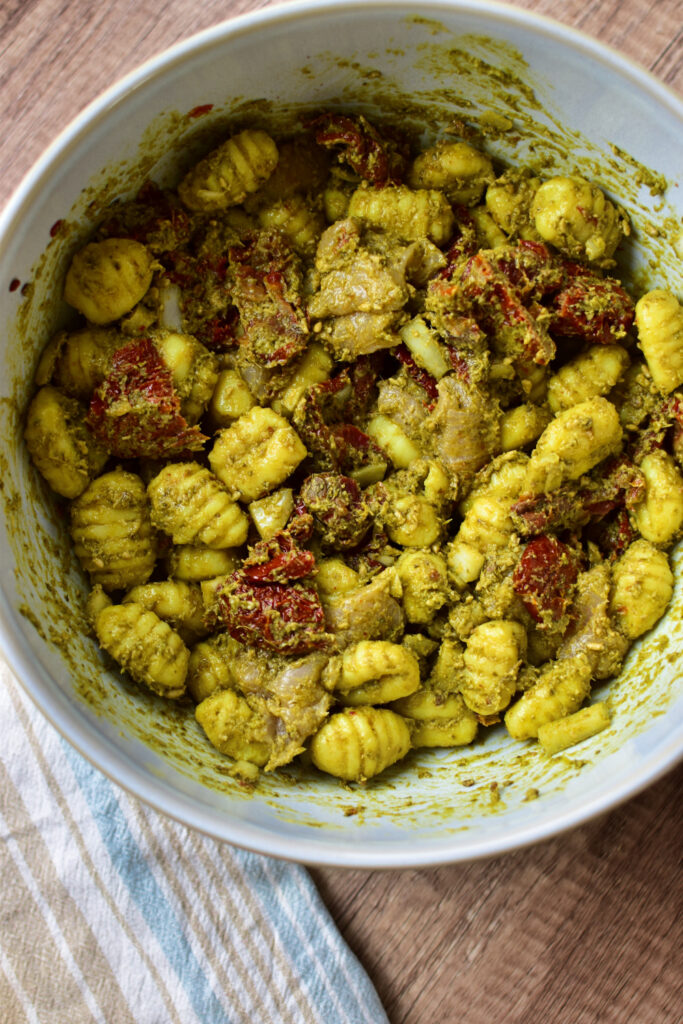 Gnocchi mit Hähnchen, Pesto und getrockneten Tomaten vermischt – perfekt für ein stressfreies Abendessen