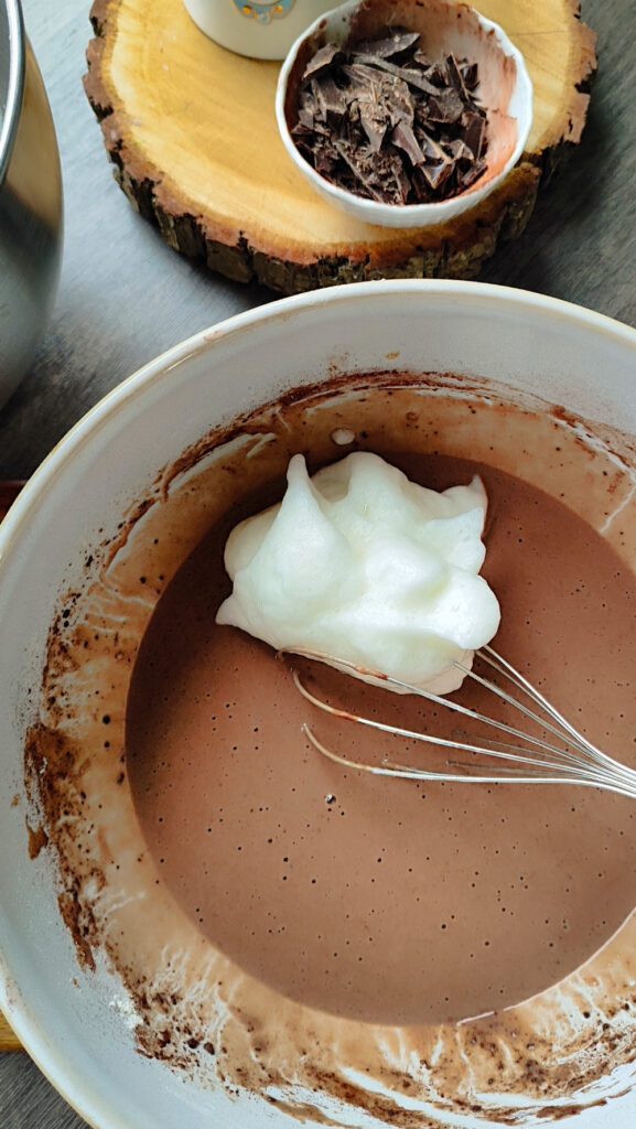 Luftiger Eischnee wird vorsichtig in den Schokoschmarrn-Teig gehoben.