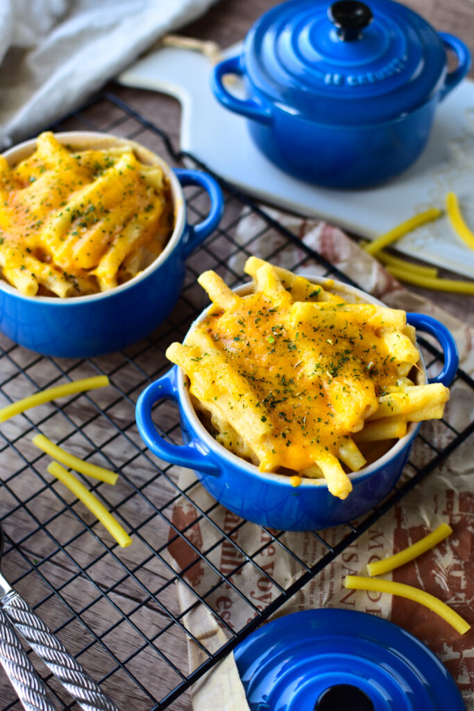 Mac and Cheese knusprig überbacken in kleinen Förmchen - bereit, gegessen zu werden.