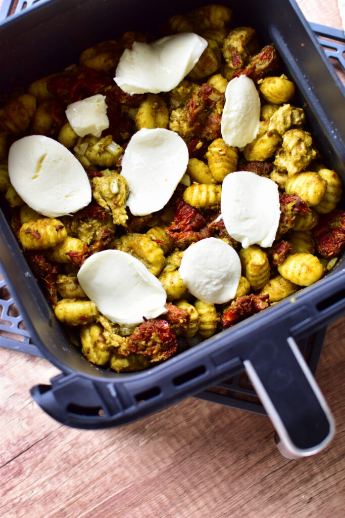 Überbackene Pesto-Gnocchi mit zartem Hähnchen und Mozzarella direkt aus dem Airfryer