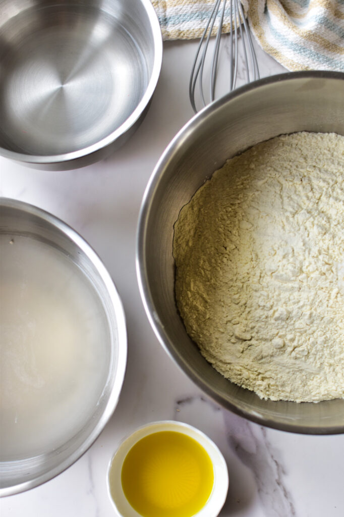 Zutaten für diese Focaccia variante in verschiedenen Schüsseln.