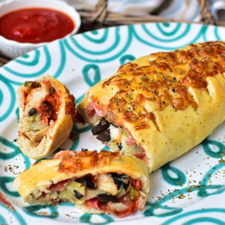 Aufgeschnittenes Stromboli mit geschmolzenem Käse und saftiger Füllung.