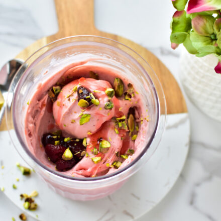 Cremiges Erdbeereis mit Pistazien und Sirup im Ninja Creami Deluxe zubereitet.