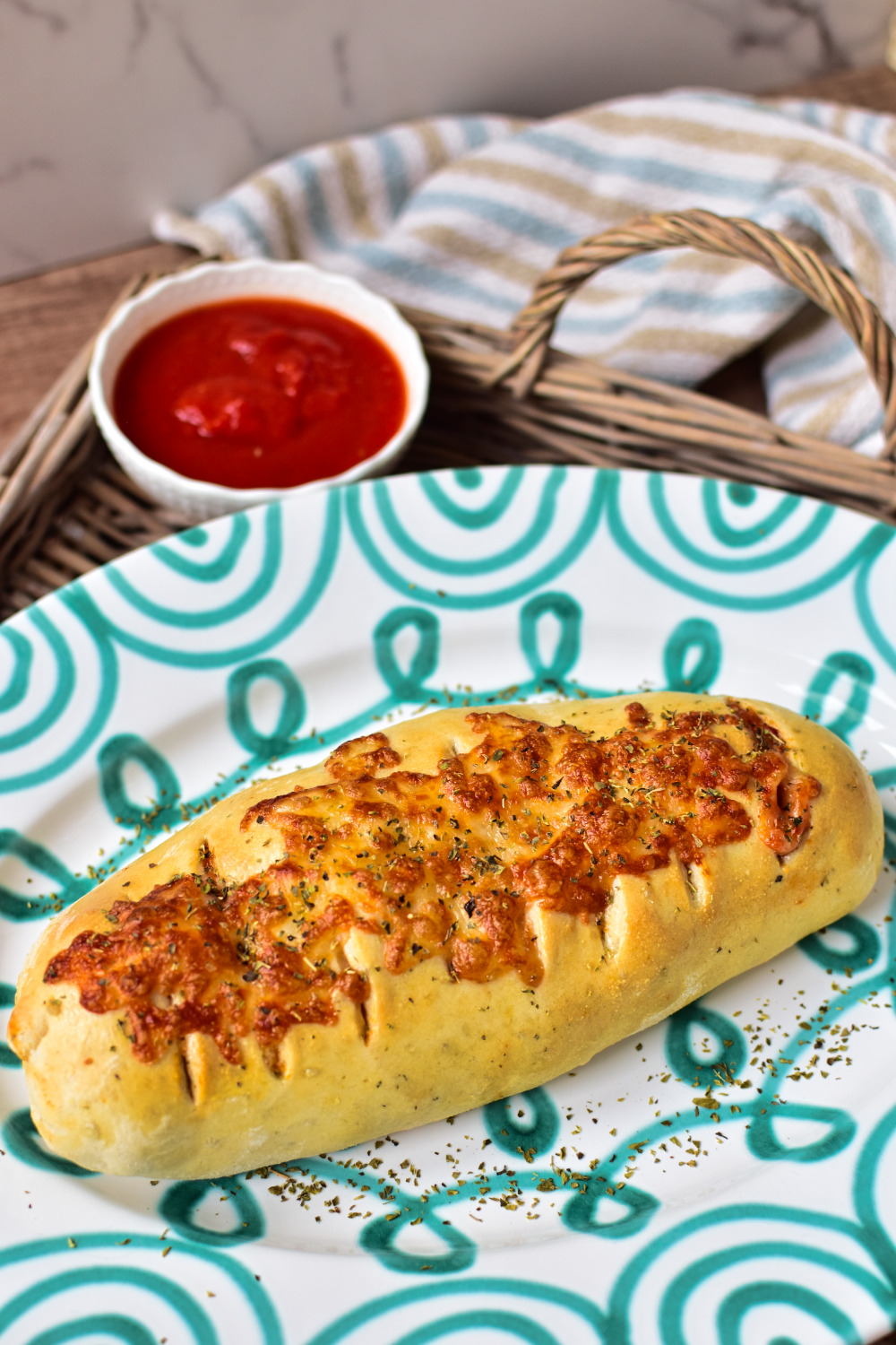 Serviertes Stromboli auf einem Teller mit Dip