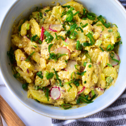 Cremiger Kartoffelsalat mit Radieschen und Schnittlauch