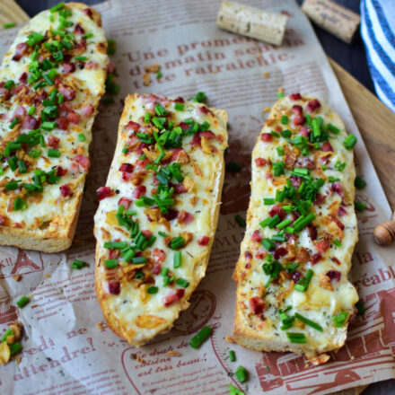 Luftig belegtes Baguette mit Schinken und Käse