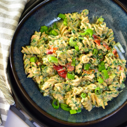 Gesunde Lachs-Spinat-Pasta aus dem Airfryer mit Vollkornnudeln und Frischkäse