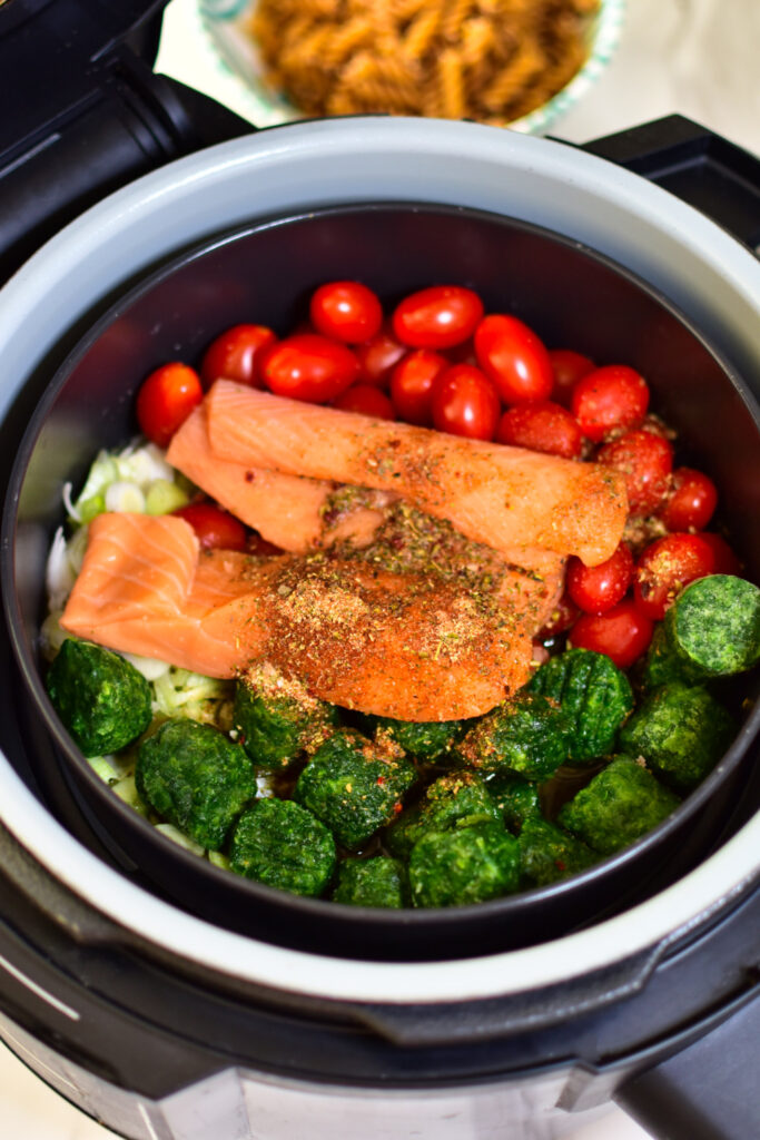 Fitness-Pasta aus dem Airfryer mit Lachsfilet, Spinat und Cherrytomaten
