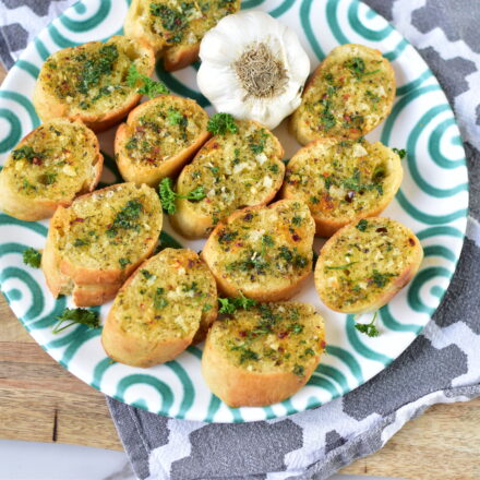 Knuspriges Knoblauchbaguette aus dem Airfryer – einfaches Rezept mit Kräuterbutter