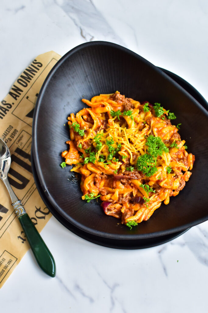 heeseburger Spätzle: Spätzle, Hackfleisch, Käse, Tomaten, Zwiebeln