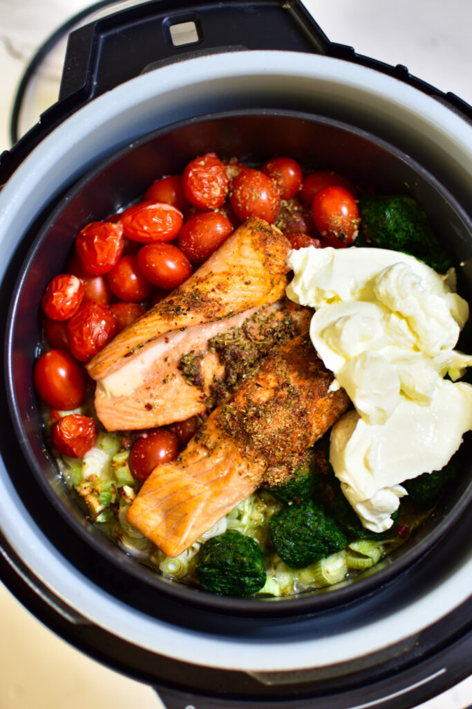 Einfaches Rezept für Airfryer Lachs-Pasta mit Spinat und Frühlingszwiebel