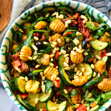 Bunter Antipasti-Gnocchi-Salat mit gegrilltem Gemüse und Rucola