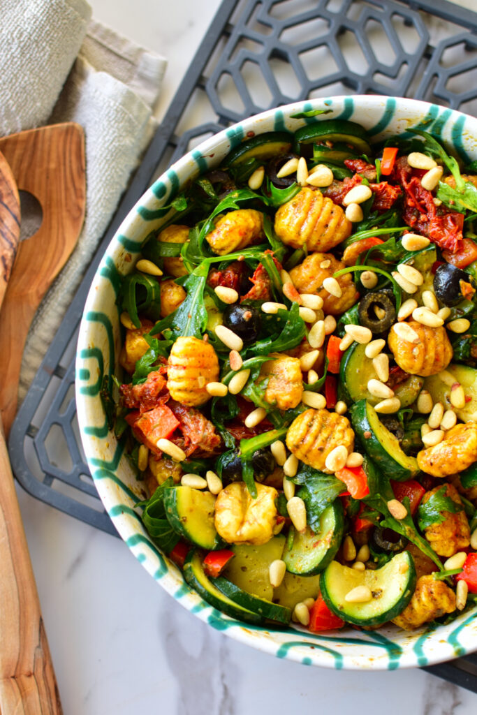 Mediterraner Gnocchi Salat mit knusprigen Gnocchi aus dem Airfryer
