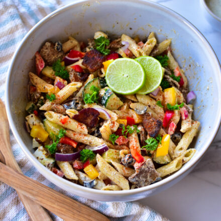 Nudelsalat mit Feta, Gyrosfleisch und Paprika – mediterran und würzig