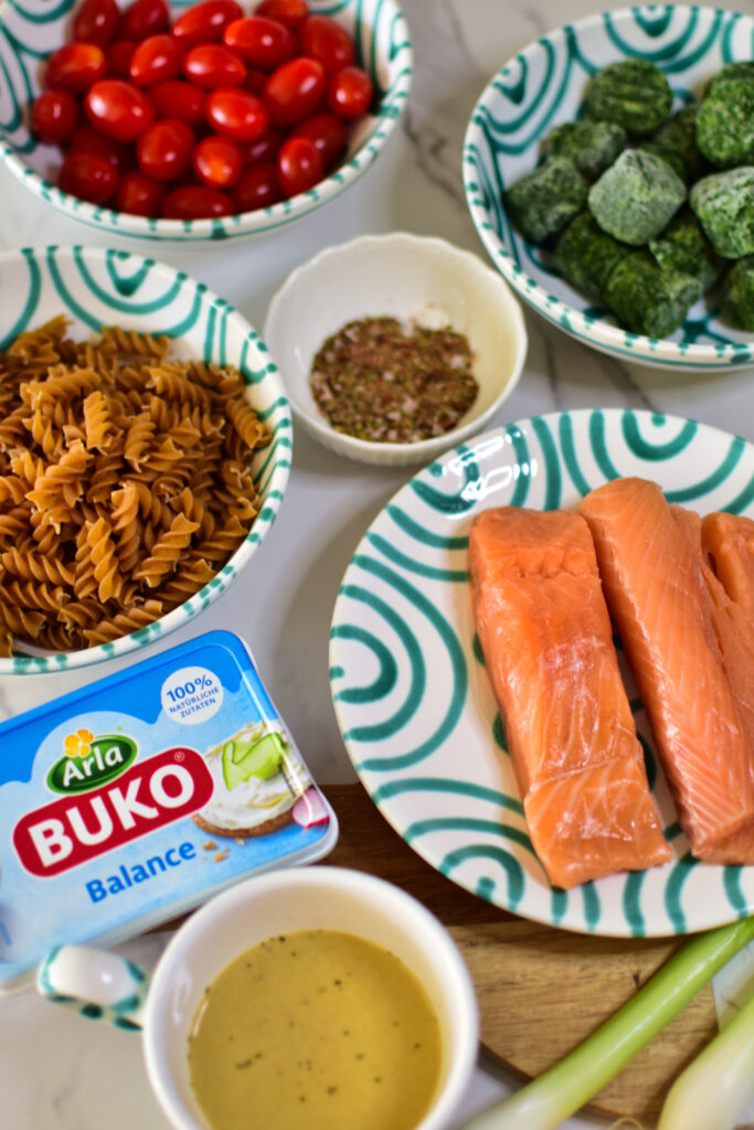 Die Zutaten für dieses Rezept auf Tellern und in Schüsselchen platziert
