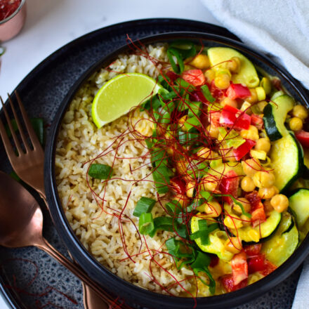 Feierabendtaugliches Curry im Airfryer mit buntem Gemüse und Limettensaft