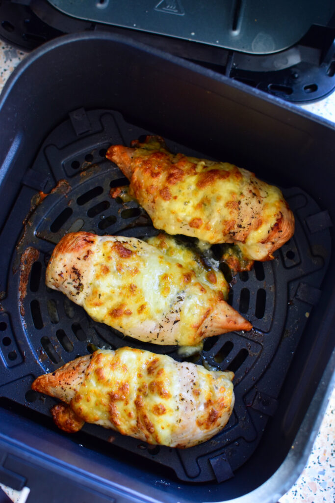 Hähnchen aus dem Airfryer im Garkorb beim Backen