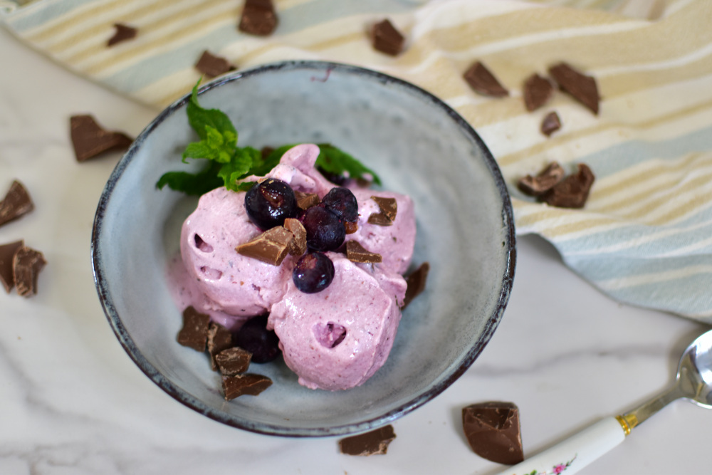 Blaubeer Frozen Joghurt im Ninja Creami Deluxe * – Sommergenuss pur