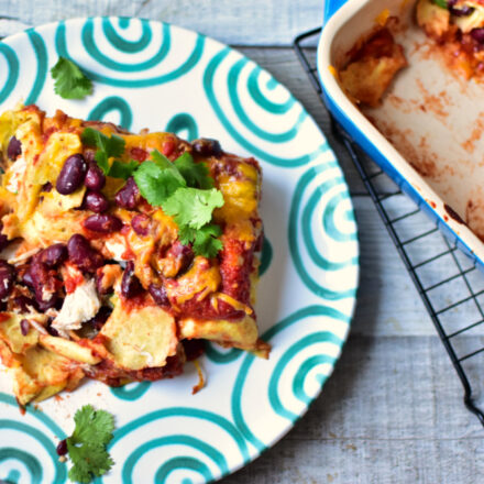 Einfacher Burrito Auflauf mit Hähnchen und Gemüse