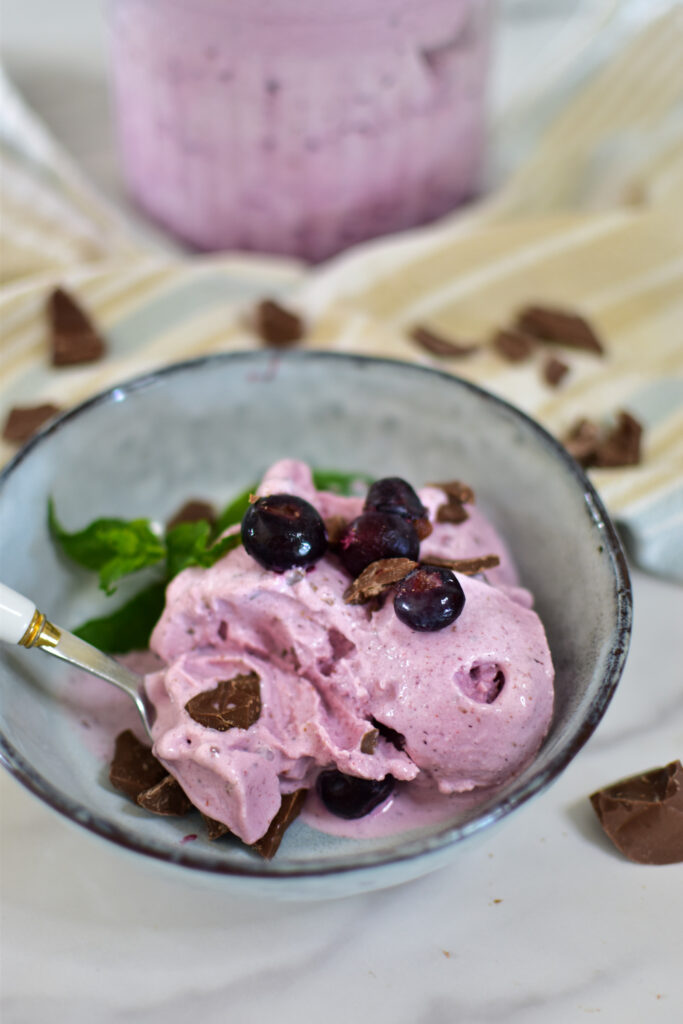 Ninja Creami Deluxe nach der Zubereitung von Blaubeer Frozen Joghurt
