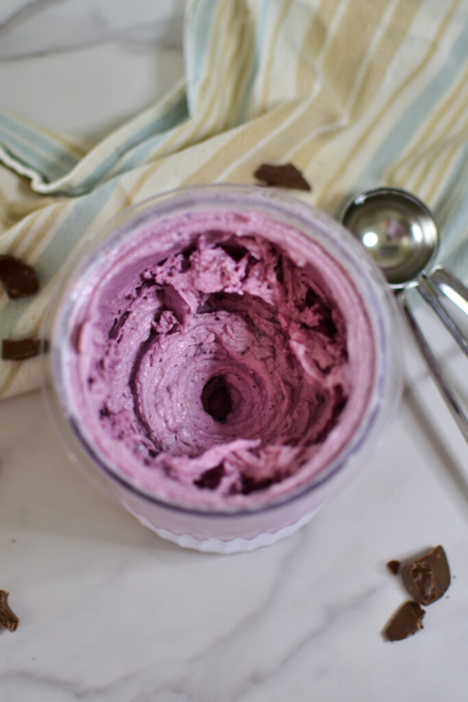 Eingefrorene Joghurt-Blaubeer-Masse im 709-ml-Behälter des Ninja Creami Deluxe vor dem Verarbeiten