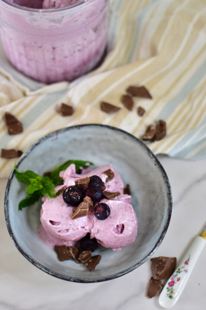 Nahaufnahme des cremigem Blaubeer Frozen Joghurt und Schokostückchen aus dem Ninja Creami Deluxe