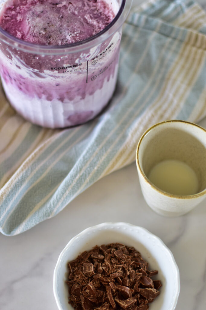 Zutaten für Blaubeer Frozen Joghurt im Ninja Creami Deluxe: griechischer Joghurt, Blaubeeren und Agavendicksaft