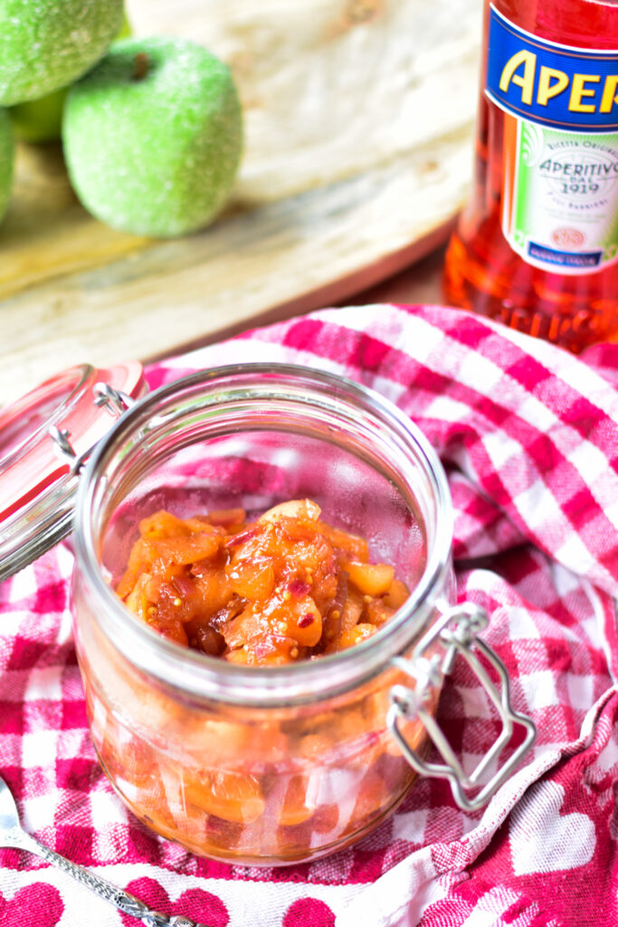 Apfel-Aperol-Chutney im Glas, herbstlich arrangiert in einem Weckglas