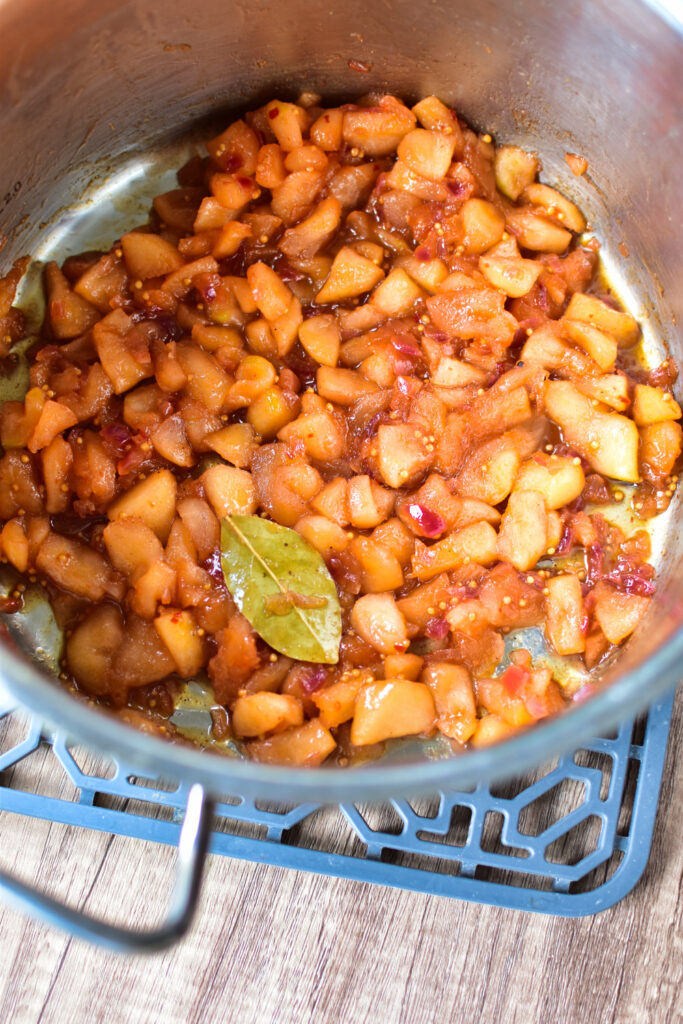 Einfaches Chutney mit Aperol wird gekocht