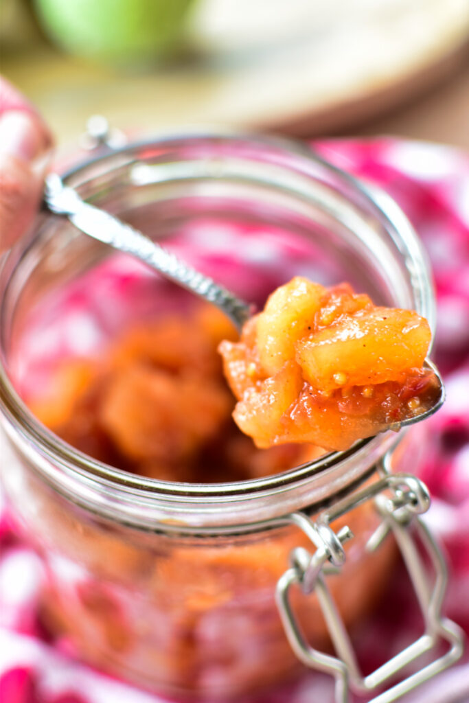 Aromatisches Apfel-Aperol-Chutney auf Löffel in Nahaufnahme