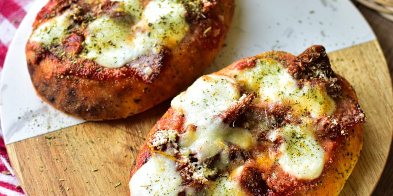 Einfacher Airfryer Snack: Naan-Pizza mit Mozzarella