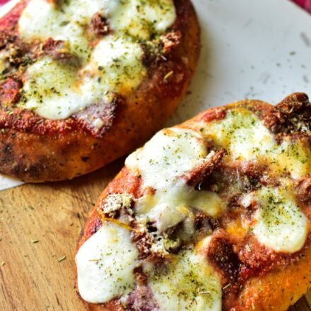 Rezept für einen einfachen Airfryer Snack: knusprige Naan-Pizza in nur 10 Minuten zubereitet.