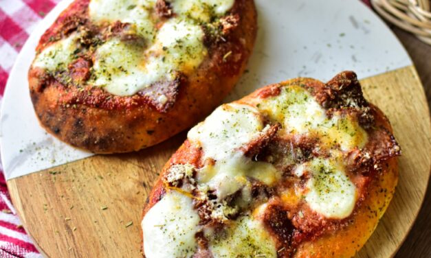 Einfacher Airfryer Snack: Naan-Pizza mit Mozzarella